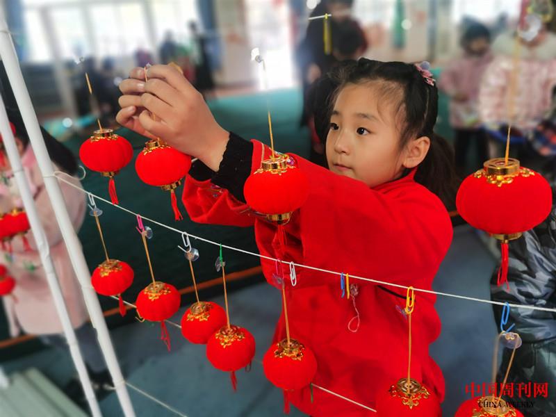 我是英語小達(dá)人，紅紅燈籠我來掛！_副本.jpg