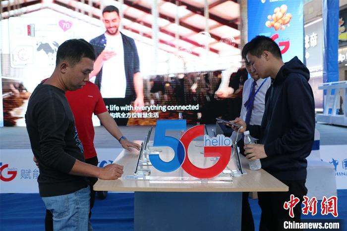 資料圖：民眾選購(gòu)5G手機(jī)。<a target='_blank' href='http://www.chinanews.com/'>中新社</a>記者 林馨 攝