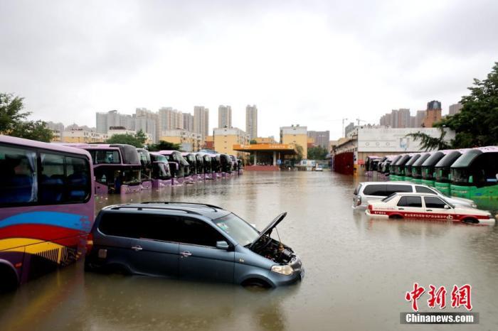 2021年7月21日，暴雨導(dǎo)致城區(qū)積水嚴(yán)重。 <a target='_blank' href='http://www.chinanews.com/'>中新社</a>發(fā) 王中舉 攝 圖片來源：CNSPHOTO