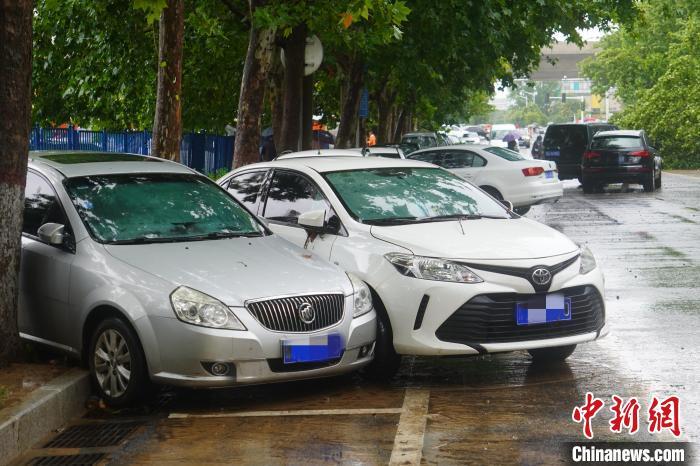 鄭州街頭因暴雨受損的車輛。　劉鵬 攝
