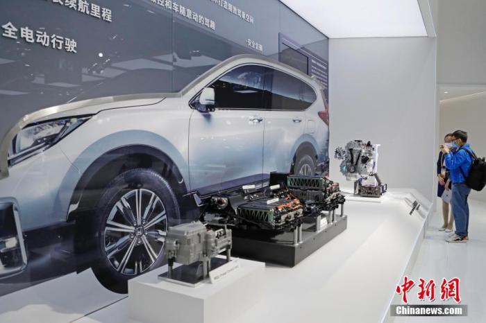 資料圖：第三屆進(jìn)博會(huì)新能源車成主流。
<a target='_blank' href='http://www.chinanews.com/'>中新社</a>記者 殷立勤 攝