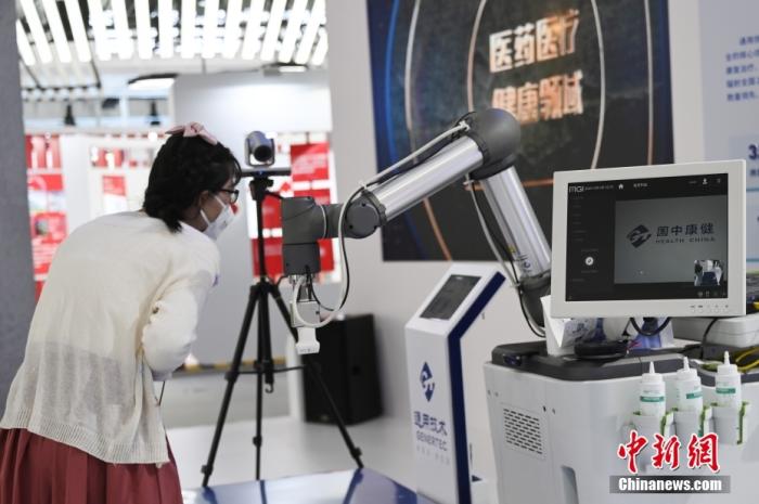 一款5G遠(yuǎn)程超聲診療設(shè)備吸引參觀者。<a target='_blank' href='http://www.chinanews.com/'>中新社</a>記者 張興龍 攝
