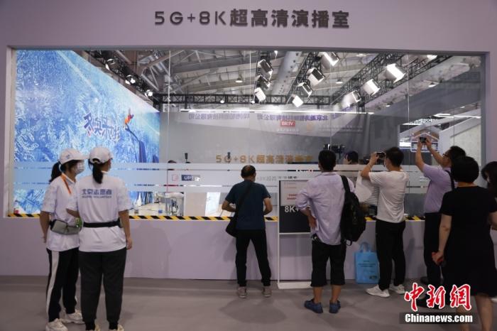 5G 8K超高清演播室吸引參觀者。 <a target='_blank' href='http://www.chinanews.com/'>中新社</a>記者 蔣啟明 攝 　
