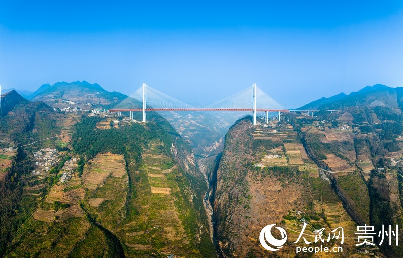 在高山峽谷中架起的杭瑞高速北盤(pán)江大橋。    人民網(wǎng)記者 涂敏攝