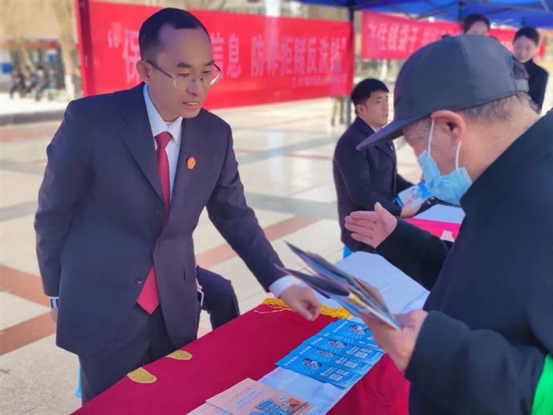 2024年3月15日，蘭州市城關(guān)區(qū)法院刑事審判庭干警參加“2024‘3·15’金融消費者權(quán)益保護(hù)教育”宣傳活動，并現(xiàn)場進(jìn)行普法宣傳。圖片來源：蘭州市城關(guān)區(qū)人民法院