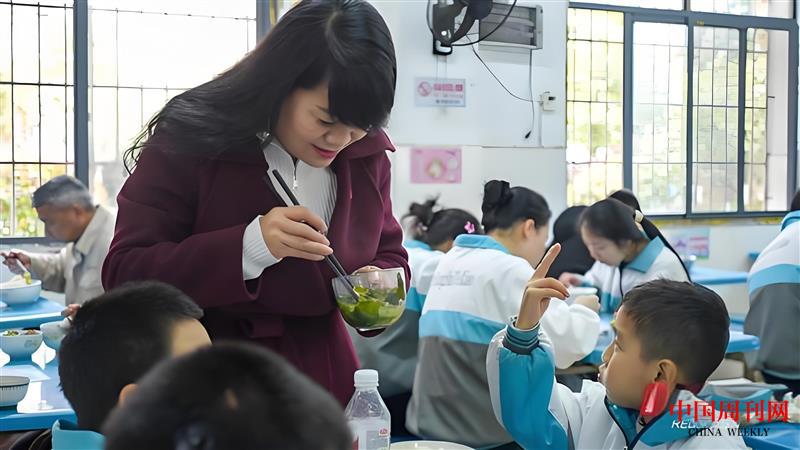 感動中國人物劉玲琍給孩子們喂飯.jpg