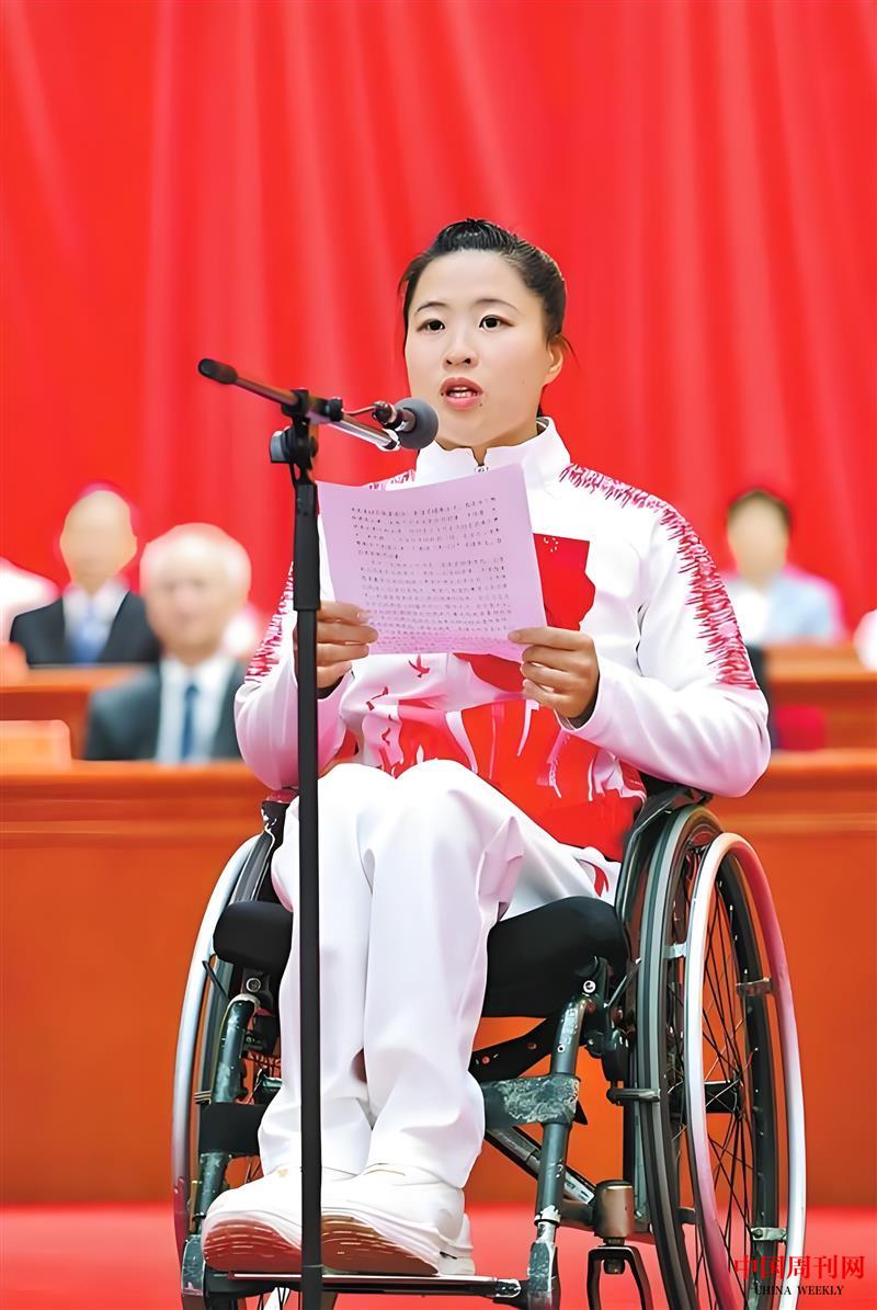 “三冠王”楊洪瓊在作報告.jpg