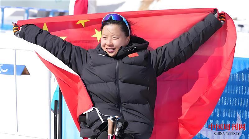 楊洪瓊高呼著中國萬歲沖過終點.jpg